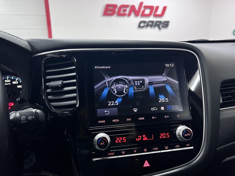 Mitsubishi Outlander 2.4 PHEV 165 kW, 4x4, 2020 - fotka 35 z 38