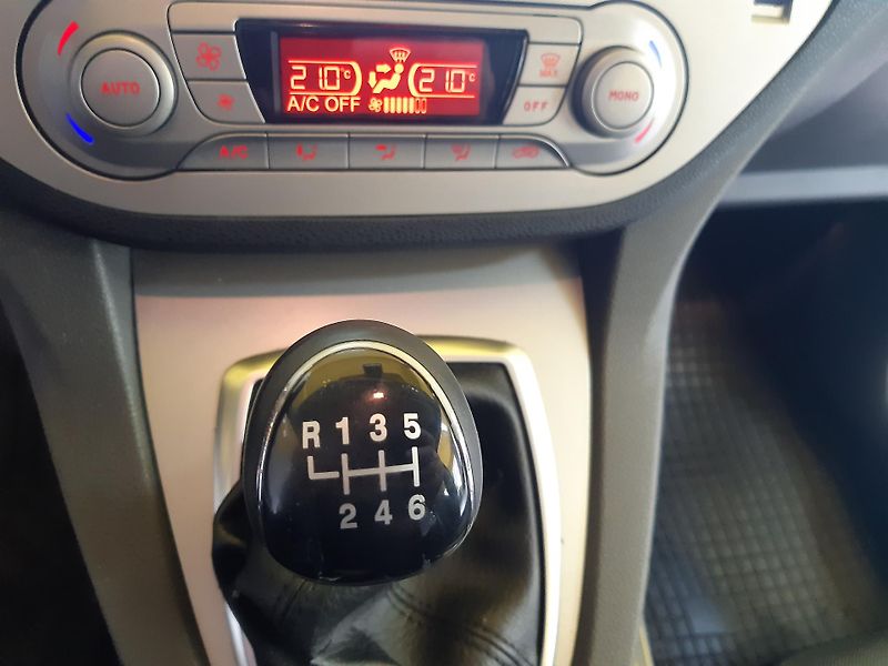 Ford Kuga 2.0 TDCI 4x4 TITANIUM - fotka 11 z 24