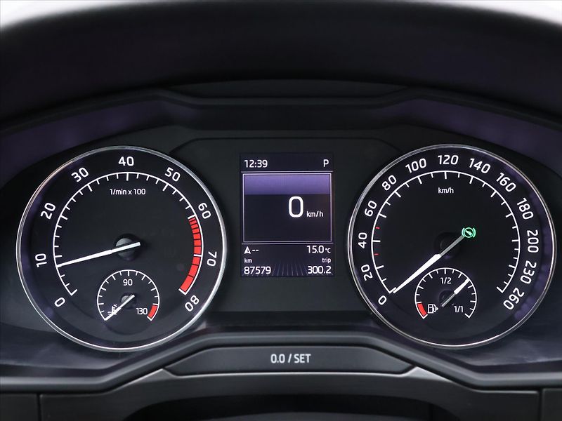 Škoda Superb 2,0 TSI 162kW DSG CZ Style - fotka 18 z 36