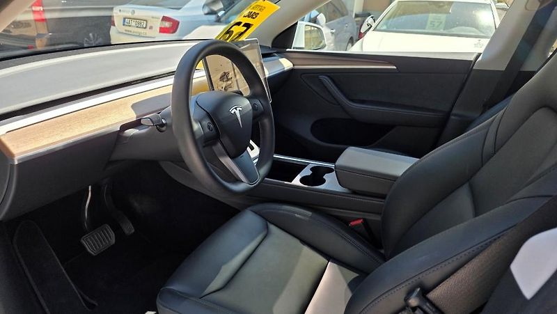 Tesla Model Y (2023) Long Range AWD DE SoH 92,4% - fotka 8 z 41