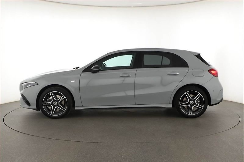 Mercedes-Benz Třídy A (2025) A 250 e, AMG LINE - fotka 3 z 30