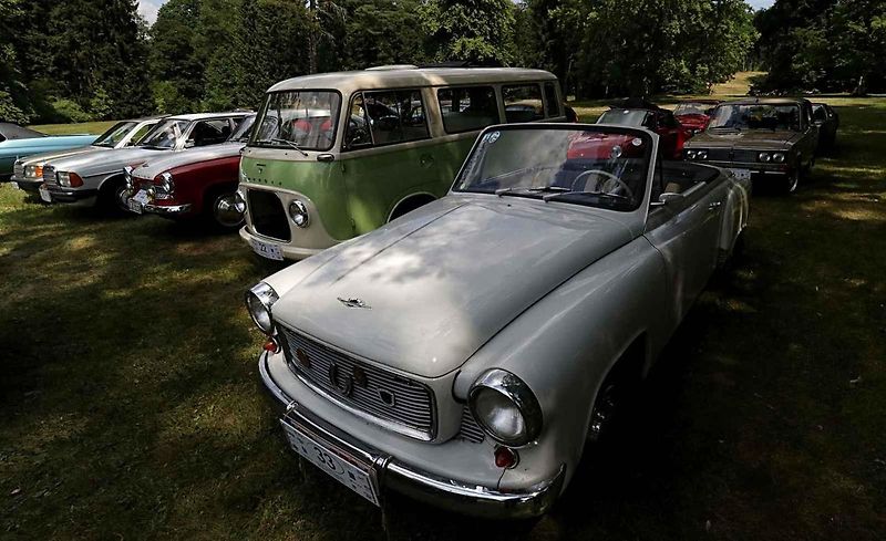 Sokolovská soutěž ElegancRallye vystavila železné miláčky u zámku Kynžvart