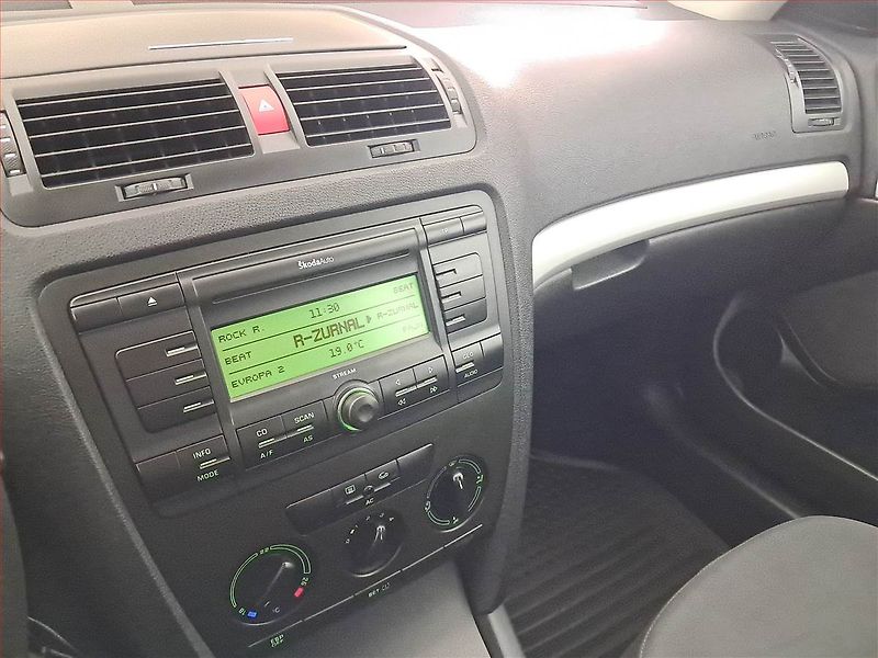 Škoda Octavia (2005) 1.6, Serv.kniha, jezdí skvěle - fotka 12 z 19