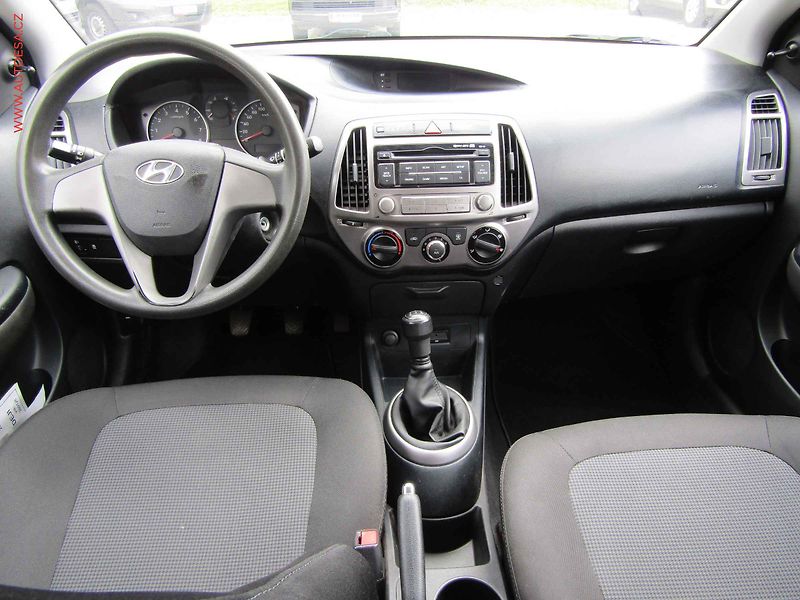Hyundai i20 (2013) 1.3i, AC, TZ - fotka 8 z 16