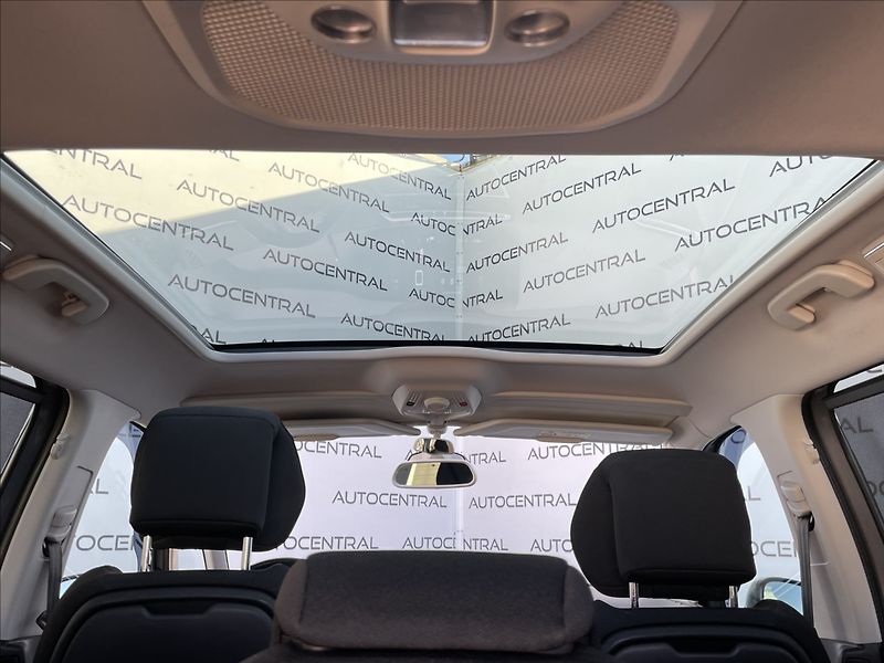 Citroën C4 Picasso 1,6 i,121kW,7míst - fotka 21 z 31