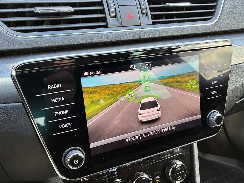 Škoda Superb 1.5 TSI DSG / 110 kW Style Plu - fotka 22 z 28