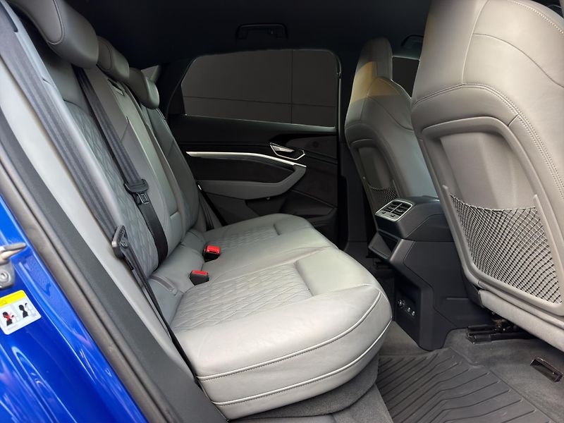 Audi Q8 e-tron (2023) 114 kWh  300 kW  SPORTBACK - fotka 19 z 27