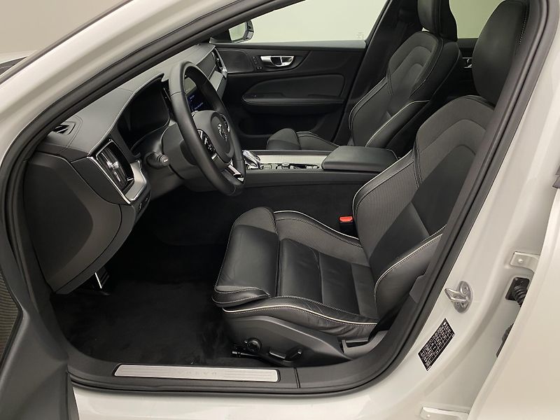Volvo V60 B4 DARK PLUS AUT  - fotka 3 z 45