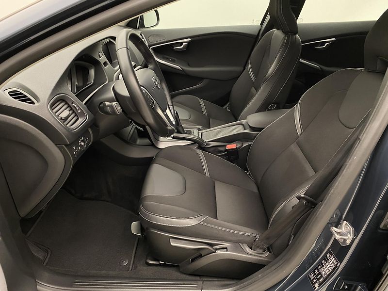 Volvo V40 T2 MOMENTUM  - fotka 3 z 39