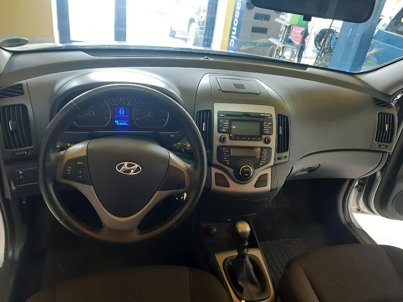 Hyundai i30 1.6 i Combi KLIMA zadáno !!! - fotka 9 z 18