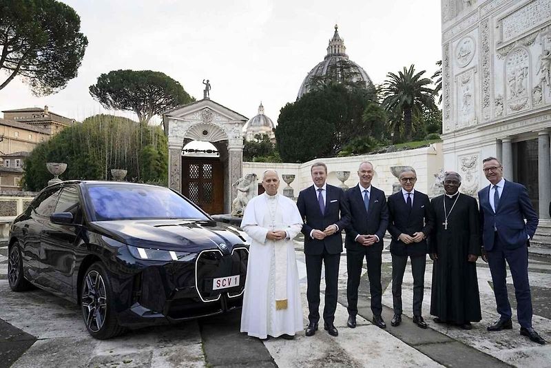 Na konci roku převzal papež Lev XIV nové elektrické BMW.