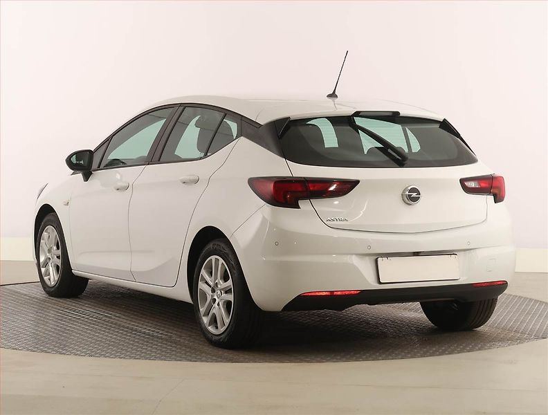 Opel Astra (2022) Business Edition 1.2 Turbo - fotka 4 z 17