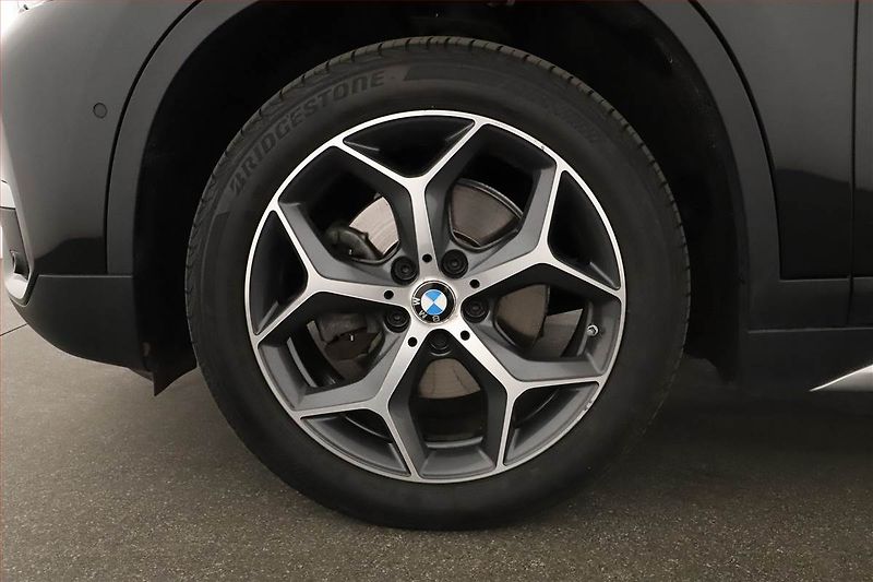 BMW X1 (2019) xDrive18d, ALU, KLIMA, ČR, 4X4 - fotka 12 z 18