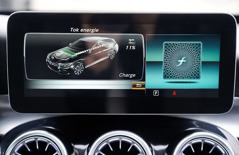 Mercedes-Benz Třídy C C 350e Plug -in hybrid/280PS - fotka 38 z 40