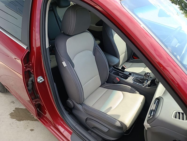 Hyundai i30 1.5T-GDI HEV DCT PREMIUM ČR  - fotka 19 z 37