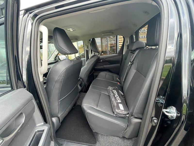 Toyota Hilux 2.8D automat Invincible - fotka 24 z 29