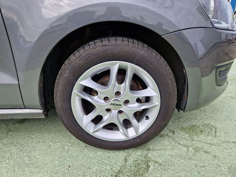 Volkswagen Polo Comfortline 1.4 - fotka 27 z 34