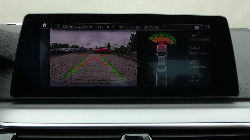 BMW Řada 5 530d xDrive - fotka 15 z 25