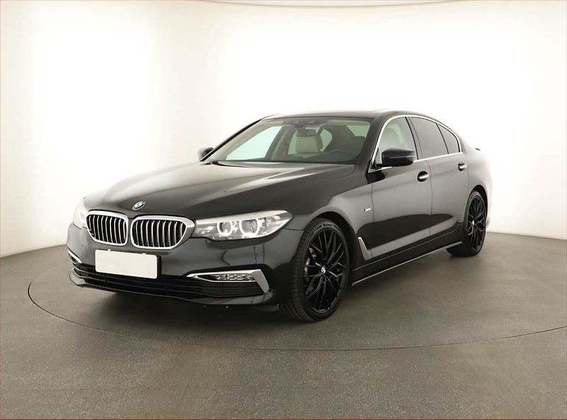BMW Řada 5 (2017) 530d - fotka 2 z 20
