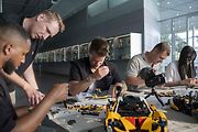 Replika McLarenu P1 v reálné velikosti se skládá z 342 817 dílků, váží přibližně 1220 kilogramů.