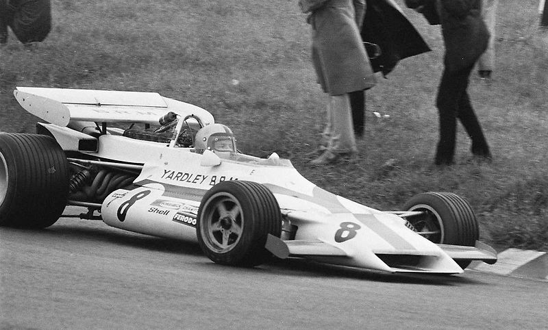 Pedro Rodríguez s BRM na trati před Jacky Ickxem na Ferrari.