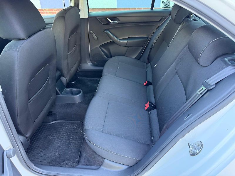Škoda Rapid 1,2 TSi / 63 kW / Ambiente  - fotka 12 z 21