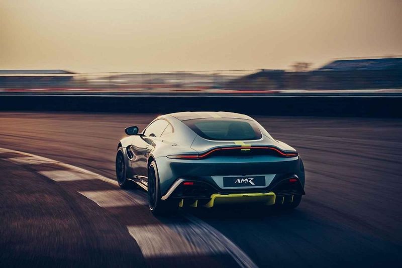 Aston Martin Vantage AMR má standardně manuální převodovku a karbonové brzdy