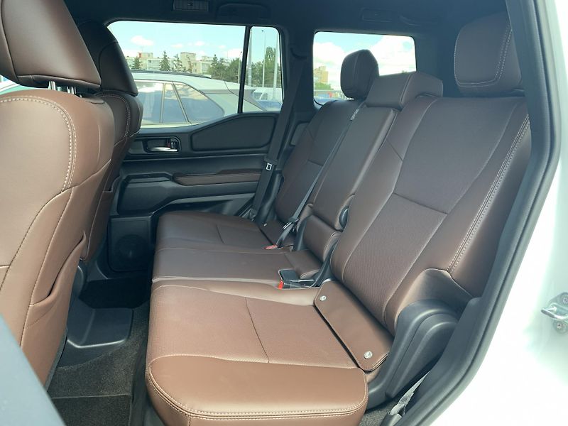 Toyota Land Cruiser INVINCIBLE 2.8D-4D 204k 4x4 AT - fotka 6 z 46