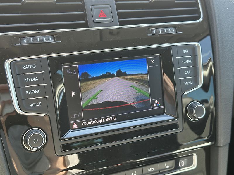 Volkswagen Golf 1,4 TSI 90kW DSG Highline Xeno - fotka 23 z 35