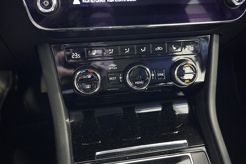 Škoda Superb 1,5 TSI SPORT LINE DSG - fotka 23 z 40