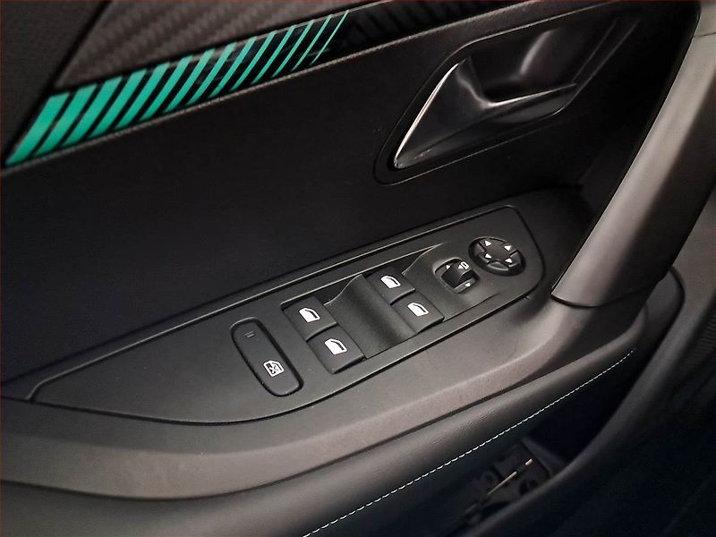 Peugeot 2008 (2021) Active 50 kWh, SoH 91% - fotka 18 z 24