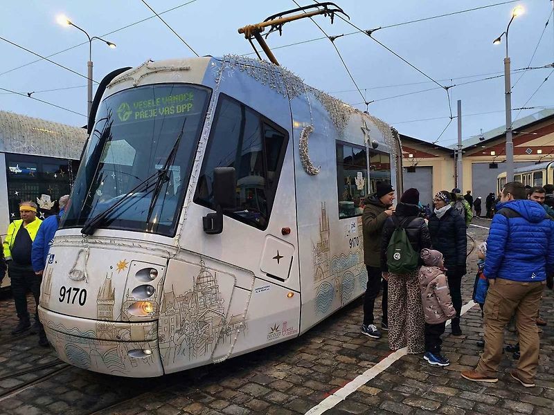Vánoční flotila pražského dopravního podniku.