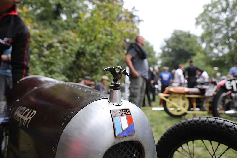 Na akci Jízda do vrchu a výstava historických vozidel se představilo na tři sta automobilů a motocyklů.