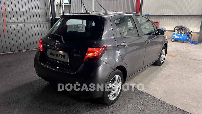 Toyota Yaris (2014) 1.3 VVT- i, ČR, AC, park - fotka 2 z 3