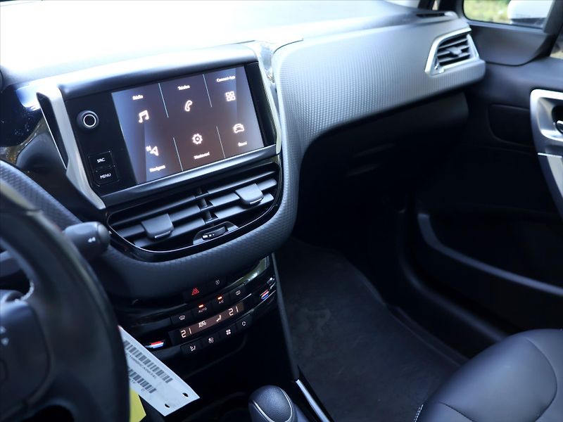 Peugeot 2008 1,2 PT 110k Automat CZ Tažné - fotka 15 z 26