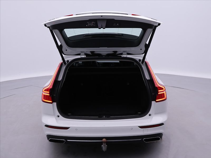 Volvo V60 2,0 B5 AWD Momentum Pro AT DPH - fotka 9 z 29