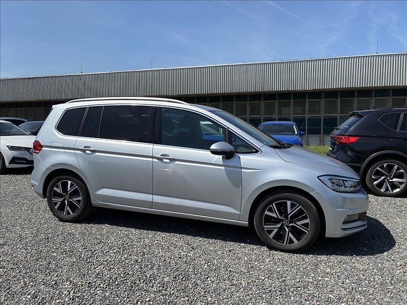 Volkswagen Touran 2,0 7 MÍST,TAŽNÉ,LED - fotka 6 z 16