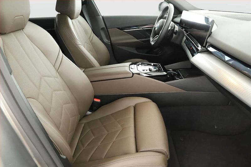 BMW Řada 5 (2025) 520d xDrive - fotka 7 z 23