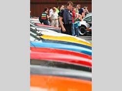 PORSCHE MNOHA PODOB A BAREV. Automobily Porsche přilákaly na výstaviště stovky lidí, kteří obdivovali jejich rozmanitost a nádheru. Pro mnohé z nich je tahle značka srdeční záležitostí.