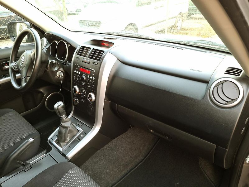 Suzuki Grand Vitara 2.0 benzin  Rezervace - fotka 24 z 43