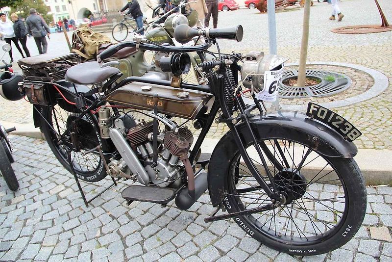 Automobiloví a motocykloví veteráni se rozloučili s letošní sezonou. Start spanilé jízdy Přerovskem byl na náměstí v Lipníku. Neděle 2. září 2023