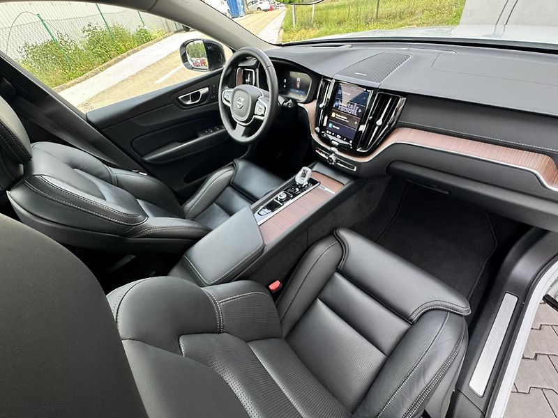 Volvo XC60 T8 AWD ULTIMATE // REZERVACE - fotka 23 z 45