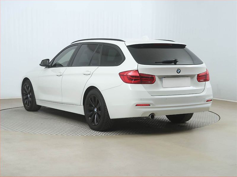 BMW Řada 3 (2017) 318 d, Automat, Navi, Tempomat - fotka 4 z 18