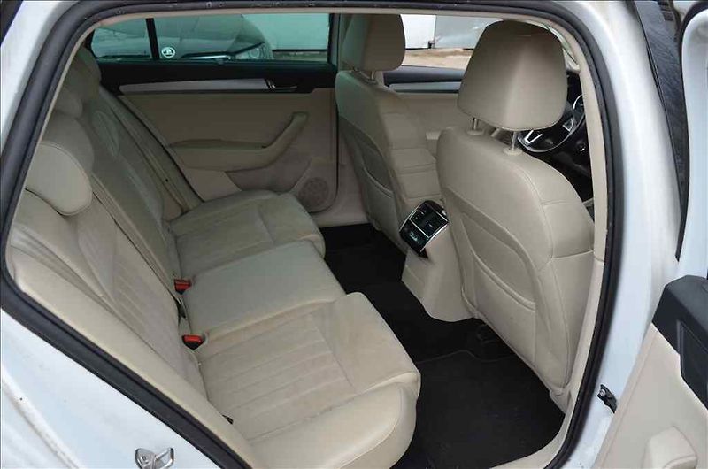 Škoda Superb (2018) COMBI III. 2,0 TSI DSG 4X4 - fotka 17 z 19