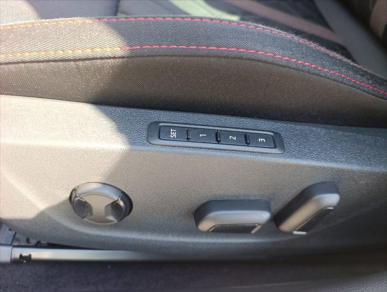 Škoda Octavia 2,0 TDi RS DSG Kamera 1maj. ČR - fotka 36 z 40