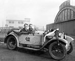Vůz Aero 500 s řidičem Bohumilem Turkem, vítěz hvězdné jízdy na automobilovou výstavu v Praze v roce 1929. Foto: Wikimedia Commons, neznámý autor, volné dílo