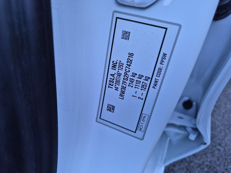 Tesla Model 3 STANDART RANGE 239w SOH 96,5% - fotka 47 z 48