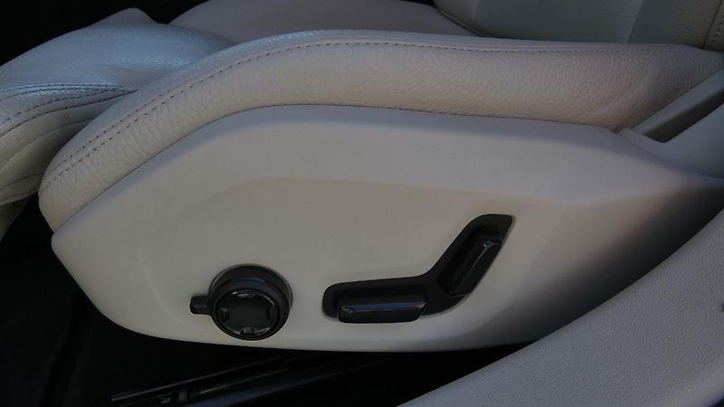 Volvo V60 B4 FWD Momentum Pro Auto - fotka 22 z 24
