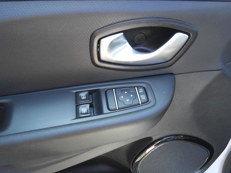 Renault Clio 1.5DCi,80TKm, NAVI,CHROM - fotka 28 z 42
