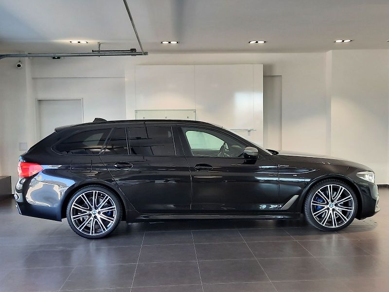 BMW Řada 5 (2020) M550d xDrive Touring - fotka 7 z 15